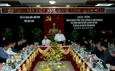 ທ່ານນາຍົກລັດຖະມົນຕີ ຫງວຽນເຕີນຢູ໋ງ ເຮັດວຽກຢູ່ແຂວງ ບີ່ງດີ້ງ